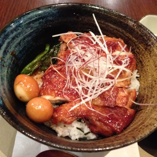 ランチは先輩が急に別になったので、ぶらっと鶏料理のお店に行ってきました😁ブログで日替わりが鶏丼だったので、もちろんそれにしたよ😘帰りにプロントでカフェラテ飲んで、まったり中😍|laputa3977さん