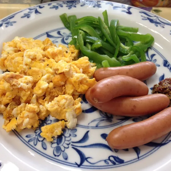 お昼前に起きて、お風呂に入ってから、ゆっくりブランチ食べました😁食後に昨夜作った珈琲と抹茶のホイルケーキも食べて、カフェ・オ・レも飲んだよ😘夜のトレーニングが久々で微妙に心配😰|laputa3977さん