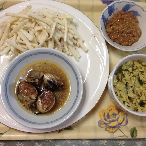 夕飯はアサミちゃんに頂いたいわし磯風味の缶詰に、大根とツナのシャキシャキサラダ、卵スープ、納豆を食べました😘長い時間硬直してたから、手足にまだ力がしっかり入らないよ😭|laputa3977さん