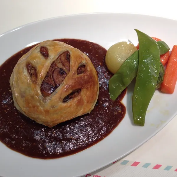 イギリスのおもてなしってことで、手作りミートパイ 焼き野菜添え、りんごとくるみのサラダ ブルーチーズソース、ねぎのポタージュ、ベリーのトライフルを作って、美味しく食べて来ました😁満腹過ぎた😱|laputa3977さん