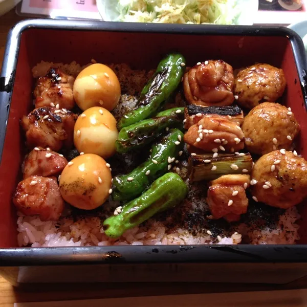 ランチは先輩と一緒に遠出して、焼き鳥重を食べて来ました😁思ったより寒くなくて、ホッとした😰帰りにプロントでカフェラテ飲んだ😘|laputa3977さん