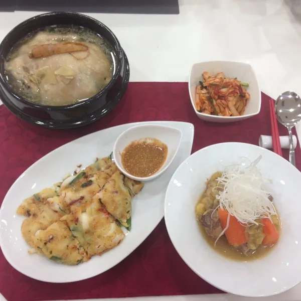 料理マスターコースで韓国料理習って来ました😘参鶏湯、カルビチム、自家製キムチ、海鮮ニラチヂミで、丸鶏、スペアリブと肉もてんこ盛りで、チヂミもたくさんで食べきれなかった😱|laputa3977さん