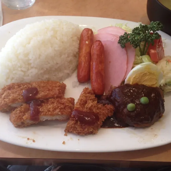 Snapdishの料理写真:お昼は先輩と神田のきたなトランという感じの洋食屋さんで、上ランチ食べました😁胃が小さくなってるので、もたれて大変😭トレーナーから、やっぱパンはダイエット中は一番ダメな食材で、朝の摂取も良くないって|laputa3977さん