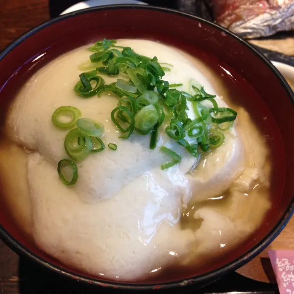 お昼は後輩と和食のお店で、おぼろ丼御膳を頂きました😁鯛の頭焼きが出てきて、ビックリした😳帰りに洋服買って、ドトールでカフェラテ買って、戻ってきた😘|laputa3977さん