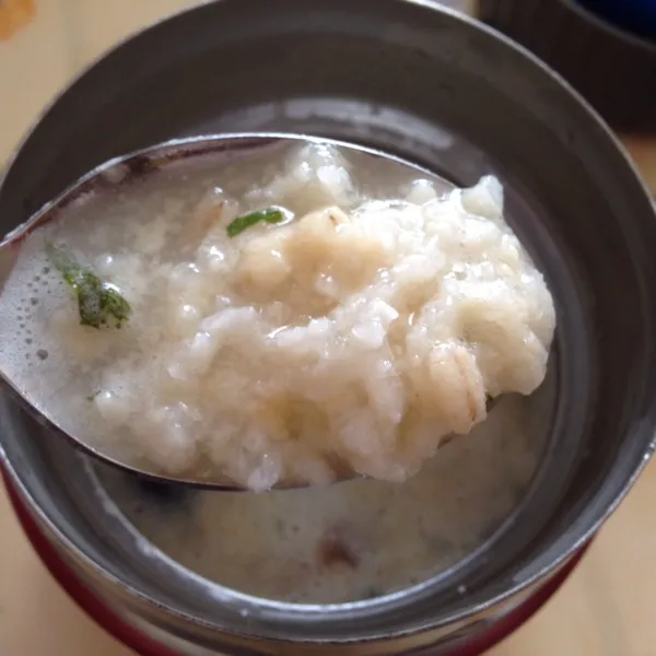 今朝はリセットボディシリーズの豆乳きのこチーズスープリゾット食べたら、熱くて食べるのに時間が掛かって、また出遅れた😳駅に行ったらまた緊急停止押されて電車が遅れてた😰|laputa3977さん