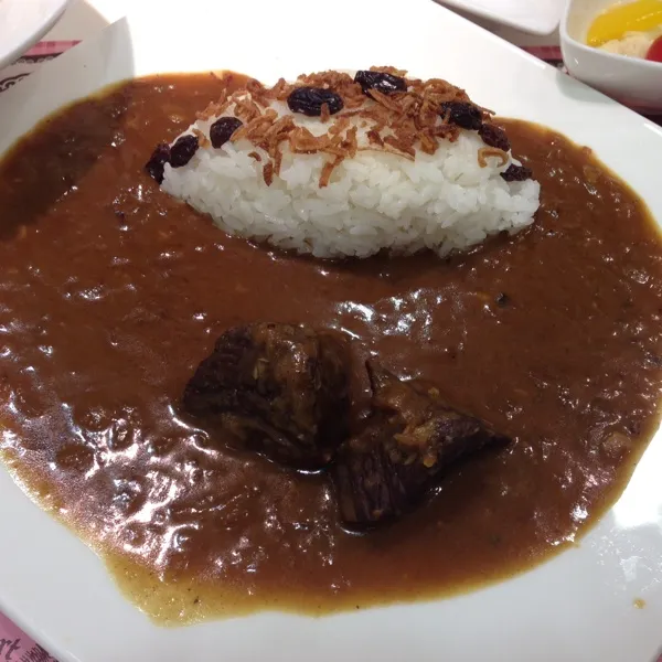 今日も料理教室でルウから作る洋食屋さんのビーフカリー、自家製ピクルス、たっぷり野菜のホットドレッシングサラダとデザートを作った😁ご飯と根菜類は残した😭お友達がまたお肉くれたよ〜😍|laputa3977さん