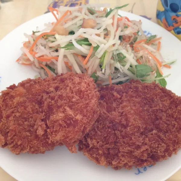 ブランチは黒豚コロッケ、シャキシャキサラダにごまドレかけて食べました😁これから、大宮に遠征して、糖質が低めのケーキ習いに行ってきま〜す😘|laputa3977さん