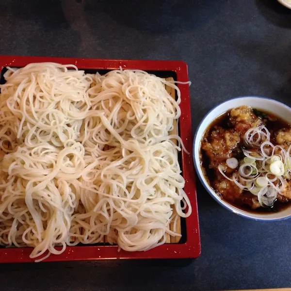 先輩にお願いして、ランチはお蕎麦にした😁大天ざるだよ〜😅細切りの更科蕎麦なの😘もりそばにすると普通のが出でくるよ😋|laputa3977さん