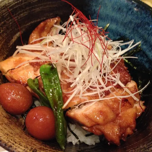 お昼はブログをチェックしたら、前に食べて美味しかった鶏丼が日替わりランチだったので、一人でぶらっと食べに行って来たよ〜😁めっちゃウマだった😘|laputa3977さん