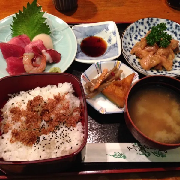 昔からあるお店らしいけど、スルーして行ったことがなかった😳刺身中心にランチは3つあり、鶏にした😁お寿司は大好きだけど、刺身にはそれほど魅力は感じないので、まぁまぁ😅帰りにカフェラテ買ってきた|laputa3977さん