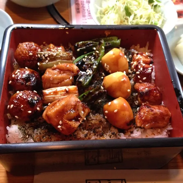 なんか仕事が忙しくて疲れた😭ランチは久しぶりに先輩と焼き鳥重を食べに行った😁ご飯は少しだけ食べた😅割引き券は先月末で切れてた😱めっちゃウマだった😍|laputa3977さん