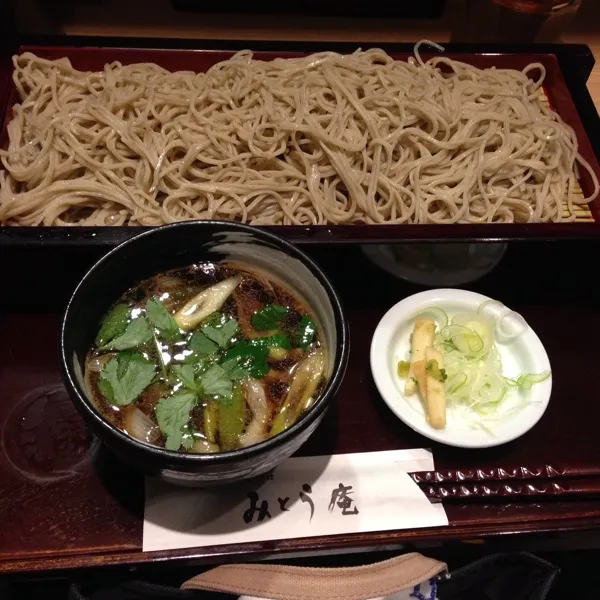 昨日食べ過ぎたので、今日は一人でぶらっとお蕎麦を食べに来た😁鴨南蛮つけ汁せいろ蕎麦食べたよ😘美味しかった😋|laputa3977さん