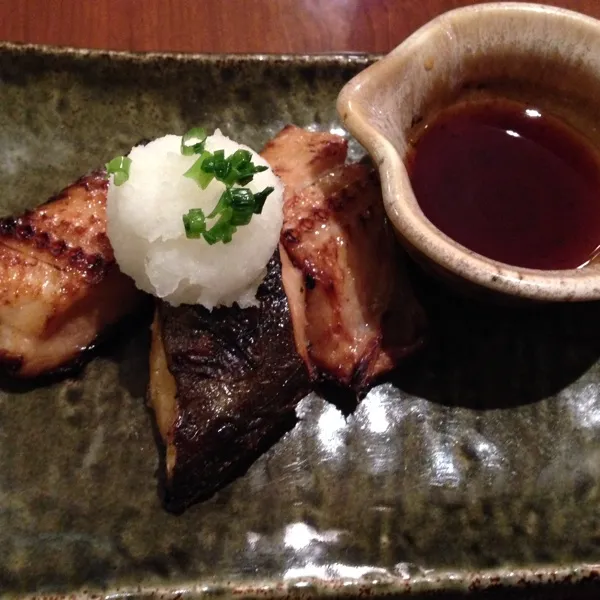 急にレートショーでSPEC観ることにしたので、夕飯にしまホッケの幽庵焼き定食頼んでみた😳来る前も化粧品購入して、時間あるから簡単にクリームパックしてもらってから、新商品でメイクもしてもらってきた😁|laputa3977さん