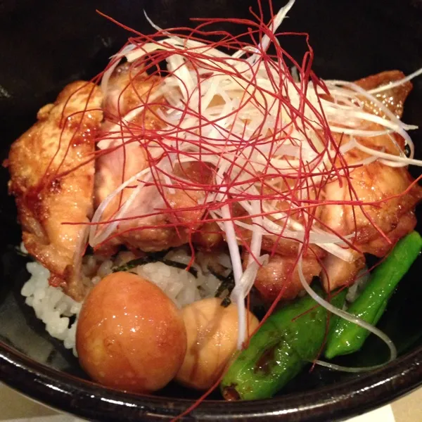 ランチはお店のブログで日替わりが鶏丼だったので、食べたくて、それにしたんだけど時間が掛かった😰午後一番から会議なので、早く帰らないとね💪甘辛ダレが美味しかったよ〜😘|laputa3977さん