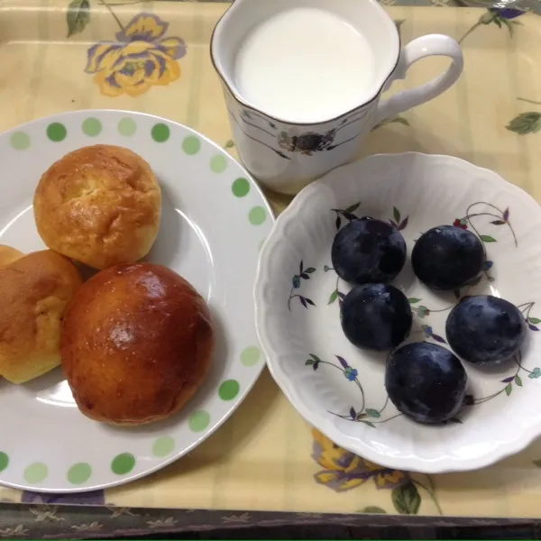 ブランチは昨日のお店はカード決済するとお土産でパンくれるそうで、頂いたパンとピオーネ食べました〜😘お天気が微妙だけどお友達とお料理習いに行ってきま〜す😁|laputa3977さん