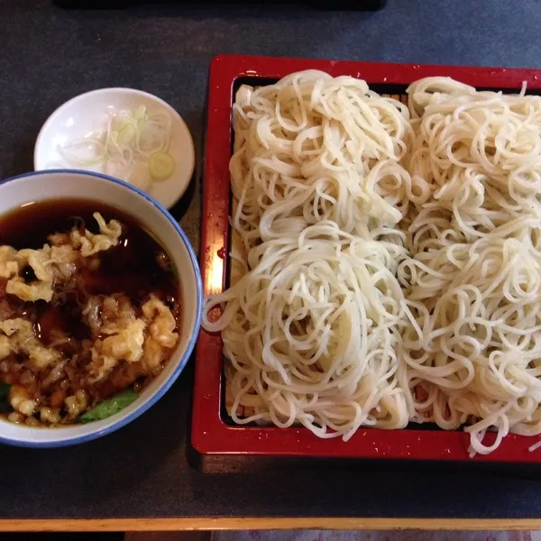 夜は上司と部署の方々との会食で、幹事なの😱めざましテレビの占いが最下位で、ラッキーアイテムで大天ざるを頂きました〜😘後輩は大天盛りにしてました😳|laputa3977さん