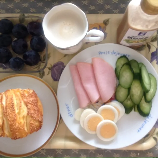 ブランチはヴィドフランスのパンとおかずにはあずちゃんに頂いたドレッシングかけて、ピオーネと美味しく頂きました。ミッドタウンにパン習いに行って来ま〜す😘|laputa3977さん