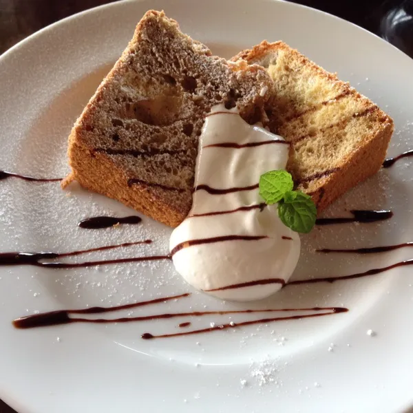 あまりに暑くて、カフェでお茶したんだけど、コーヒーのシフォンケーキがめっちゃ美味しかった✌️イベントは最前列のセンターで神席だったよ〜😍|laputa3977さん