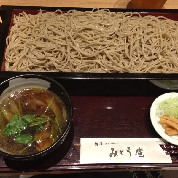 Snapdishの料理写真:なんかもたれてる😱後輩が急に別になって、寂しくお蕎麦食べに来た😂鴨なんつけ蕎麦大盛りにしたら、やっぱキツかった😖大盛り無料で880円だよ✌|laputa3977さん