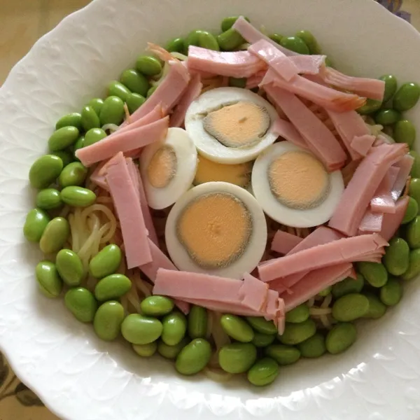 帰って来たのも遅かったし、なんかうだうだしてたら、明け方になってしまい、土砂降りだなと思いながら寝ました😰午後に起きて、遅いブランチは茹で卵、ハム、枝豆で冷やし中華と黒豚コロッケ食べたよ〜😘|laputa3977さん