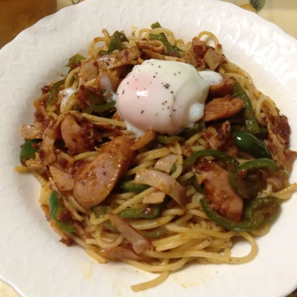 夕飯は先日もらったドライトマトペーストを使って家にある材料でパスタ作った😁温たまも作ってのっけたよ〜✌物足りなかったので、ゆで卵にannちゃんにもらったごまドレかけて、きゅうりの甘酢付けも食べた😳|laputa3977さん