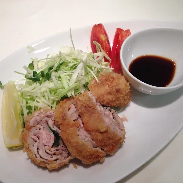 柔らか＆ジューシー・ミルカツ定食作って来ました〜😘梅じそミルカツ、雑穀ごはん、プチトマトとオクラのお浸し、たっぷりきのこのお味噌汁、カリカリメープルポテトだよ〜😍|laputa3977さん