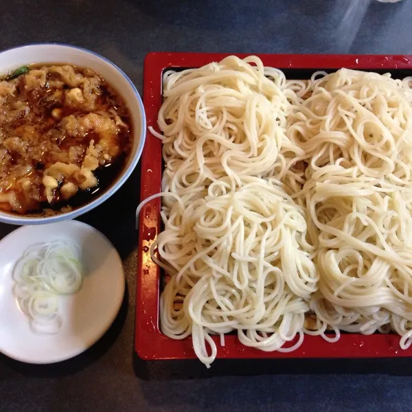 夜も外食なので、昼はお蕎麦にしました😳
美美久というお店の大天ざるを頂きました〜😘白っぽい細麺が特徴で〜す👍天ぷらだから、ダイエットちゃうやろって言わないでね😭|laputa3977さん