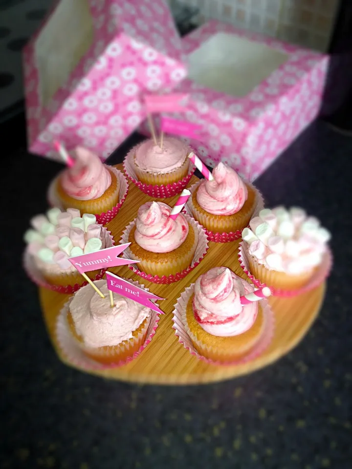 Raspberry Ripple Milkshake Cupcakes|Sugardaddy Rocksさん