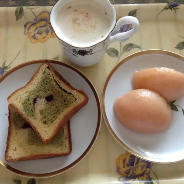 やっぱ頭痛がひどくてダウンしちゃった😭さっき起きて、ブランチにはkaoちゃんには頂いたピスタチオとブルーベリー＆クランベリーのデニッシュ食パンのラストと桃のコンポート食べました〜😘美味しかった😋|laputa3977さん