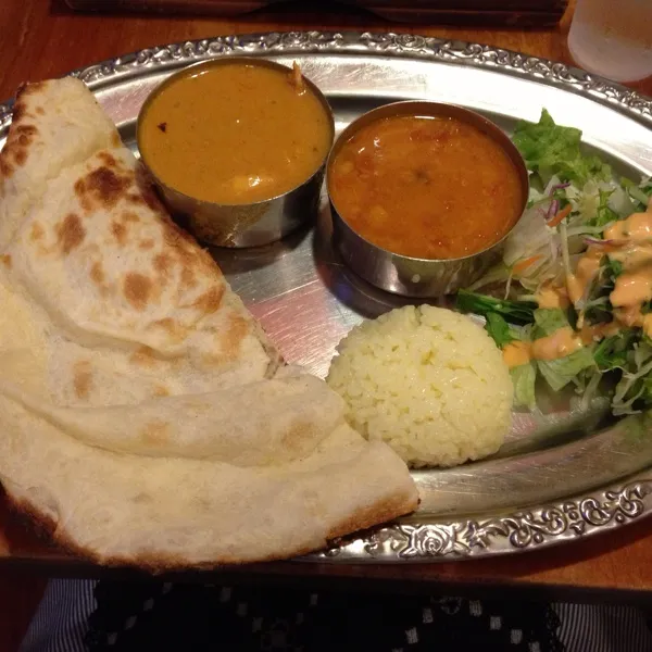 ランチは久しぶりにこちらのお店でカレー食べました😘Bセットにして、豆とチキンの2種類のカレーを選んで、ナンとライスはおかわり自由で1000円でした😁|laputa3977さん