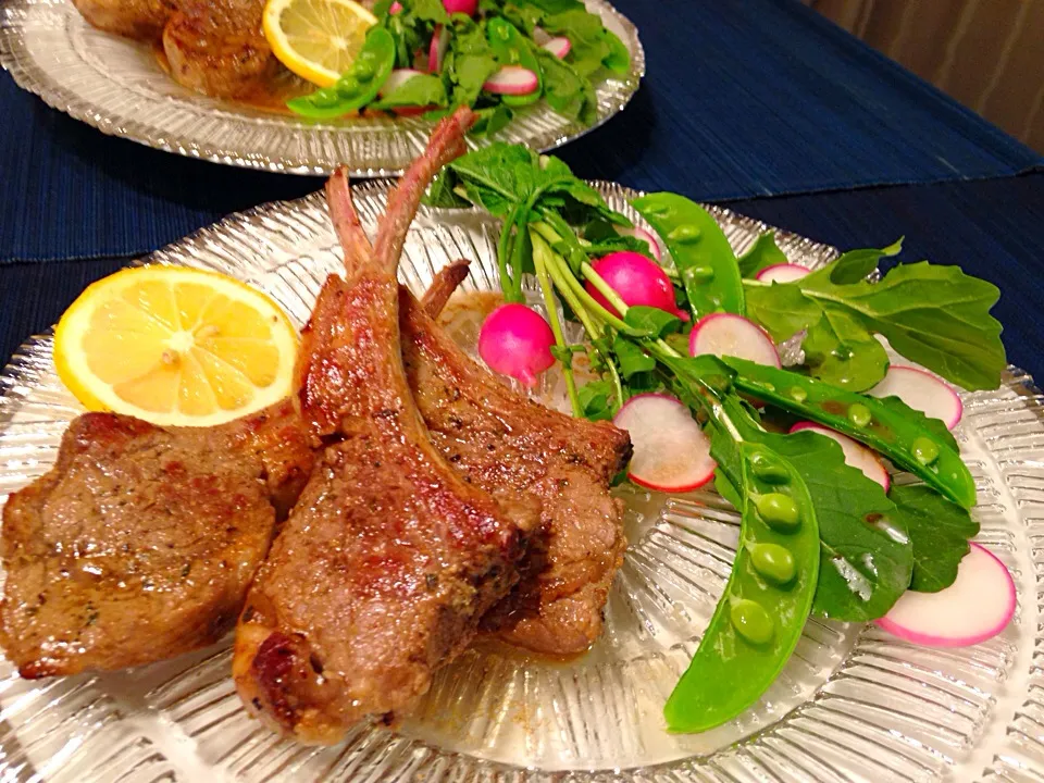 Snapdishの料理写真:レモン風味のラムチョップ 春のサラダ添え❀|nanaさん