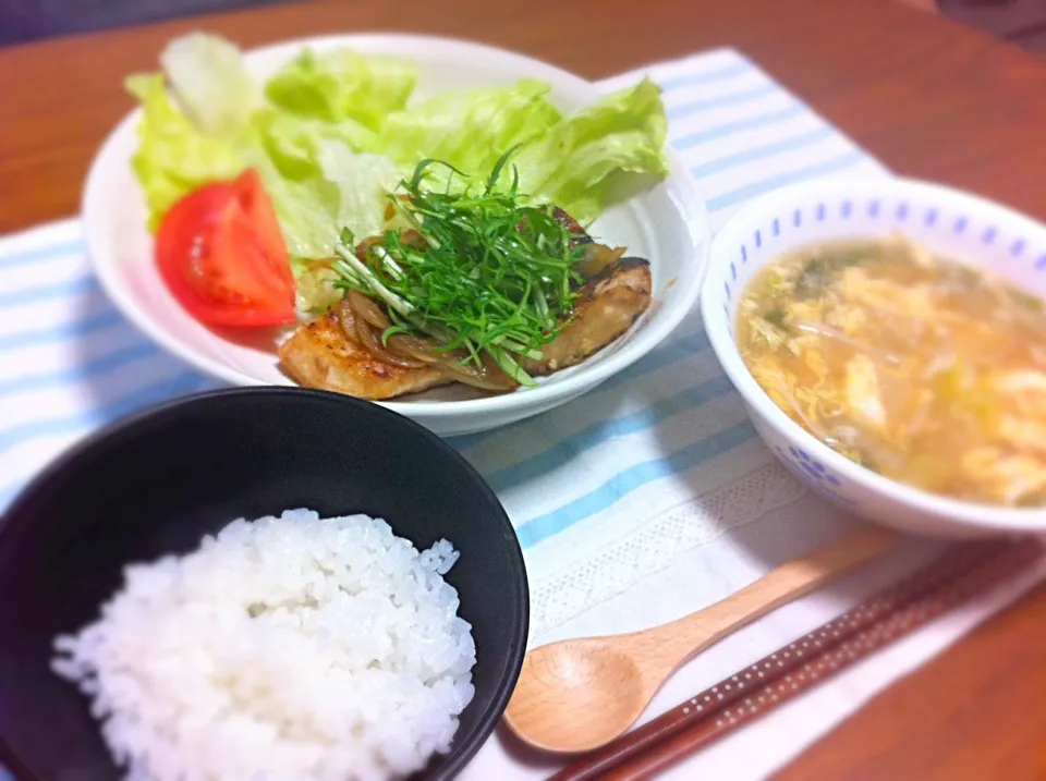 カジキマグロのステーキ、野菜と卵のスープ|カナエさん