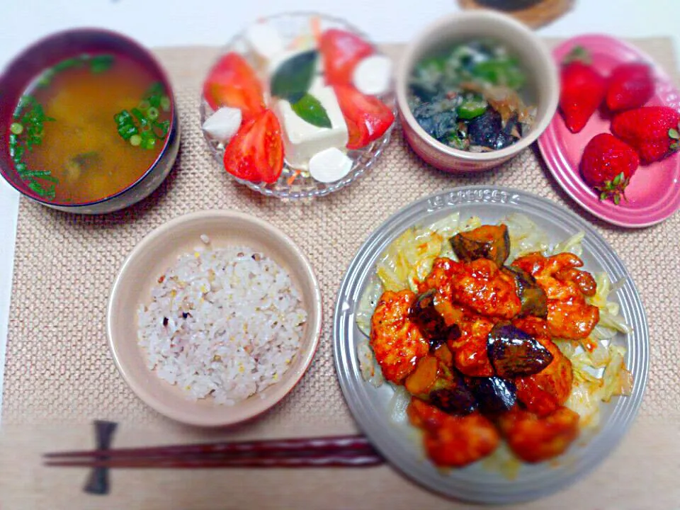 温キャベツに鶏胸のコチュマヨのっけ 豆腐とトマトのサラダ 茄子とオクラの揚げだし しじみ汁 あまおう|にゃろめさん