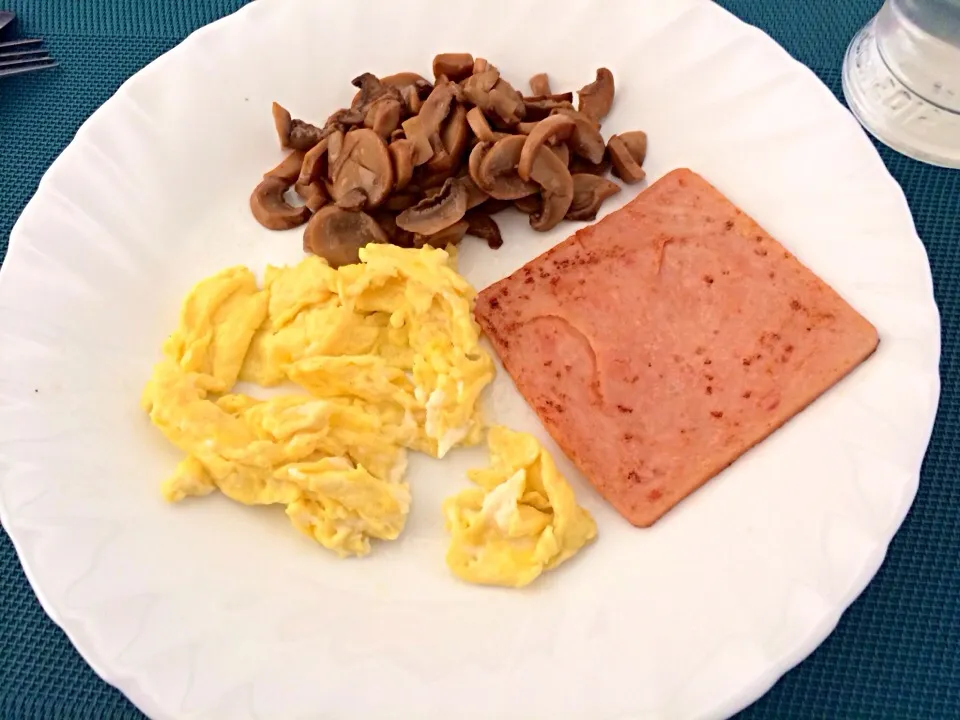 Scrambled Egg, Chicken Ham and Mushroom in Balsamic Vinegar|Martha Monjeさん