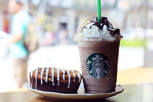 Mocha frappe & Cinnabon @Starbucks ☕️|desireeさん