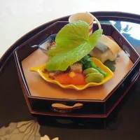 京都の料亭に初めて行った。
料理は さすが って感じ！
デザートは和菓子とシャーベットやババロアなど洋菓子の調理方法も取り入れている。|ダッフィーさん