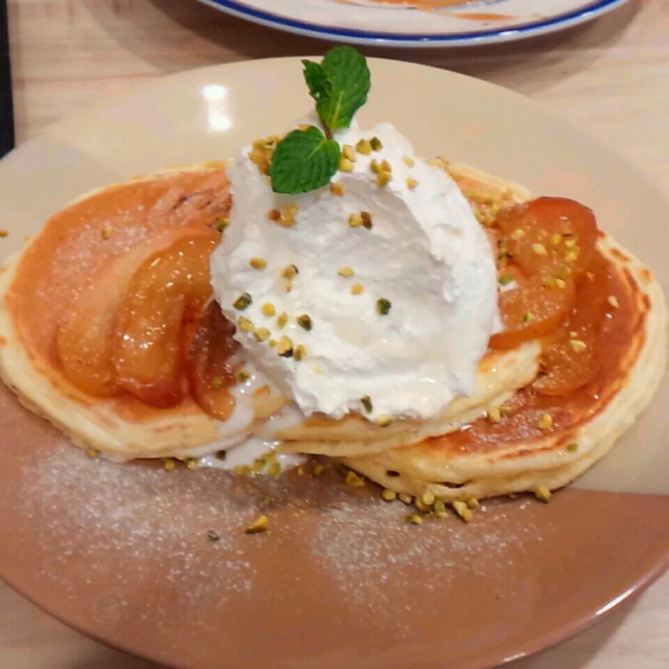 Snapdishの料理写真:友達に初めて連れてってもらったパンケーキのお店。
すっごくボリューミーだった。
ホイップは思ったほど甘くなかった。|ダッフィーさん