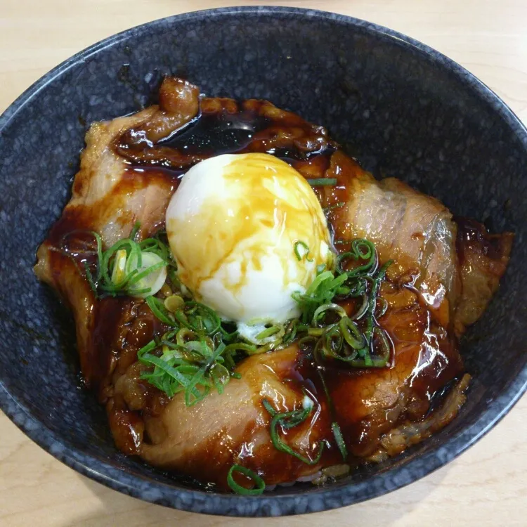 Snapdishの料理写真:イベリコ豚丼､魚介とんこつ醤油らーめん＆イタリアンティラミス♪|Daisyさん