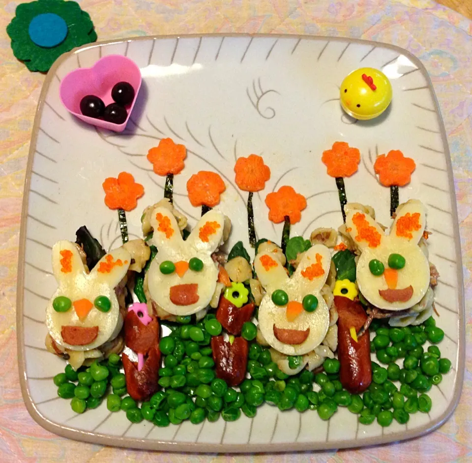 Bunny Bento - Blanched carrots with a touch of butter and brown sugar on seaweed stalks, cheese bunnies on Mac and cheese stacks in a grassy field of green peas|Cheryl Melnickさん