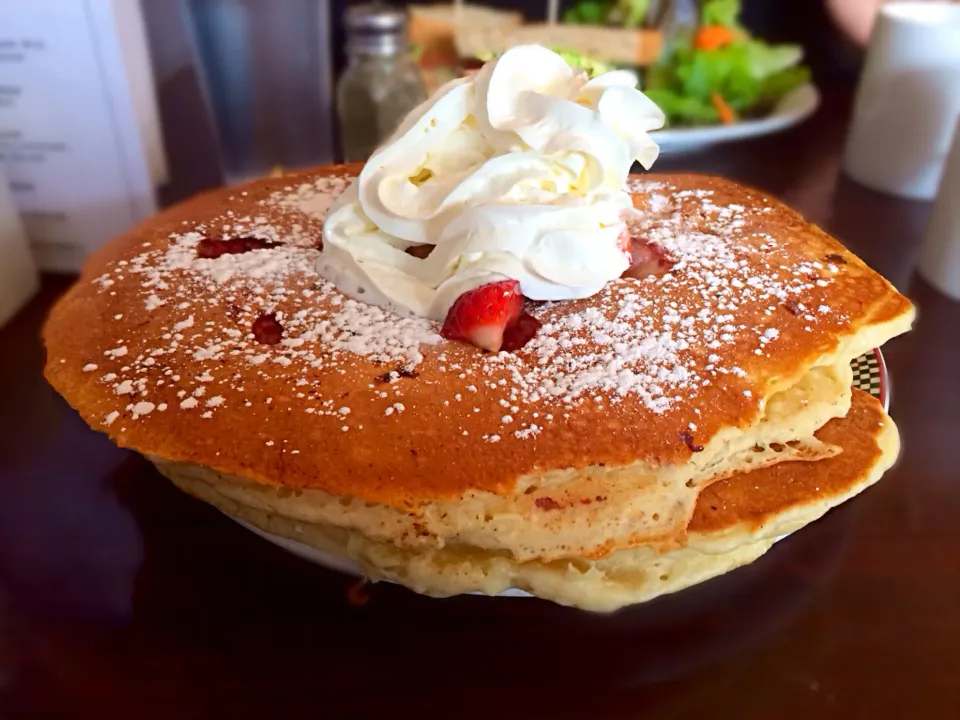 Strawberries and Cream Pancakes|Natashaさん