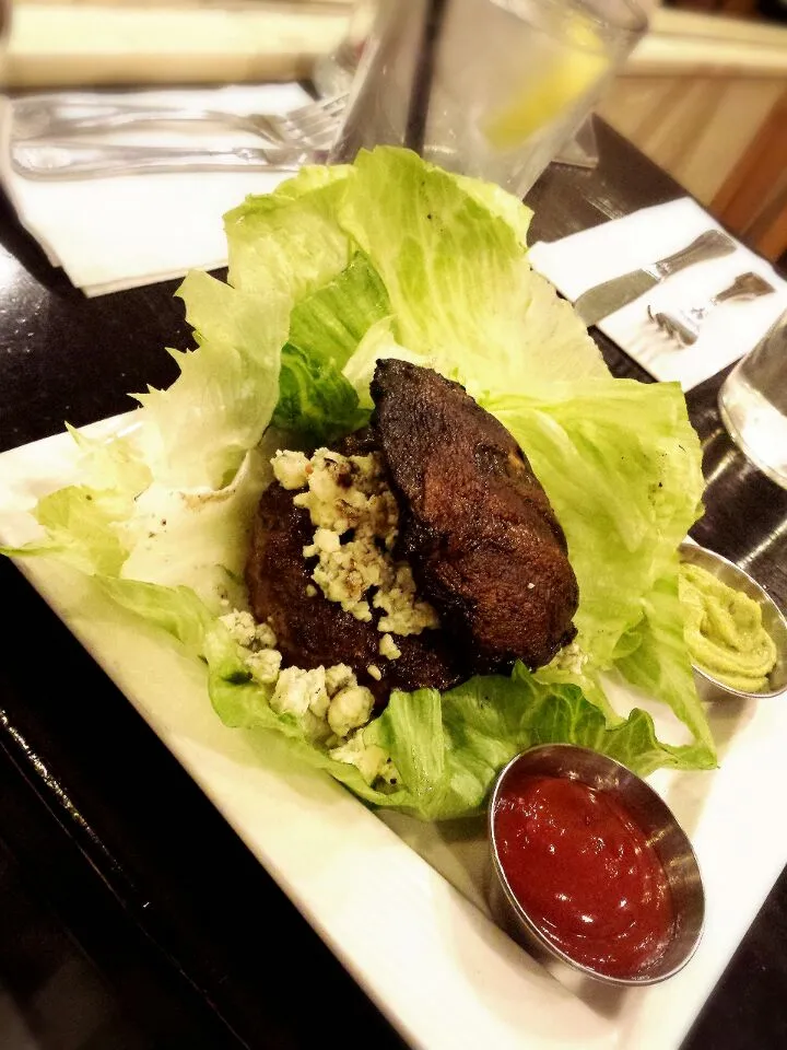 Elk burger lettuce wrap with blue cheese and grilled portobello.|Kompeito_cooksさん