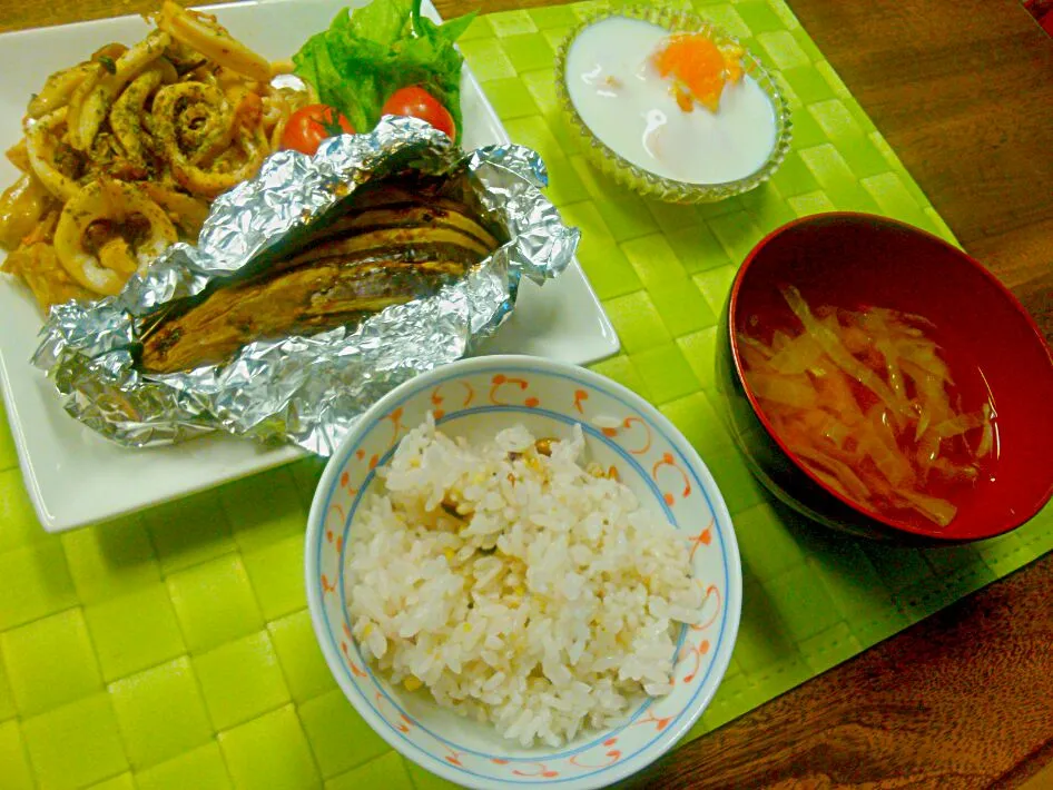 朝ご飯　イカとキノコのレモンバター炒め　茄子の味噌焼き|Uchida Makikoさん