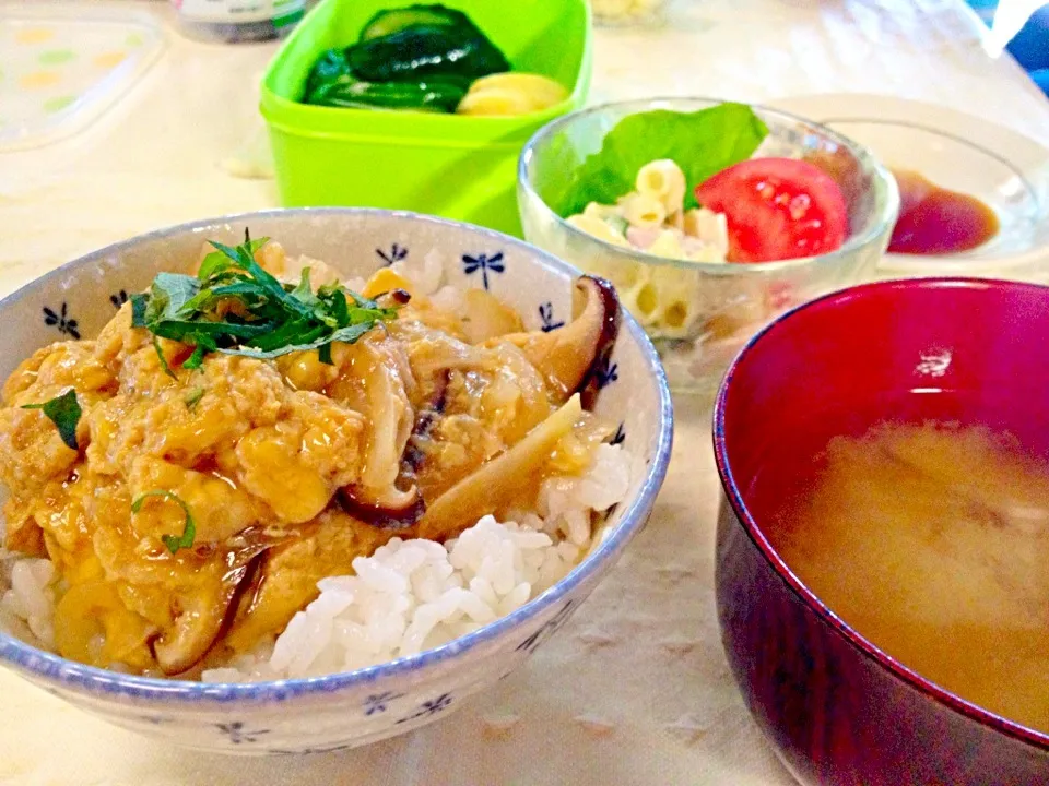 朝ごはん☆玉子とじミニ丼、マカロニサラダ、大根の味噌汁、漬物|ひかるんさん