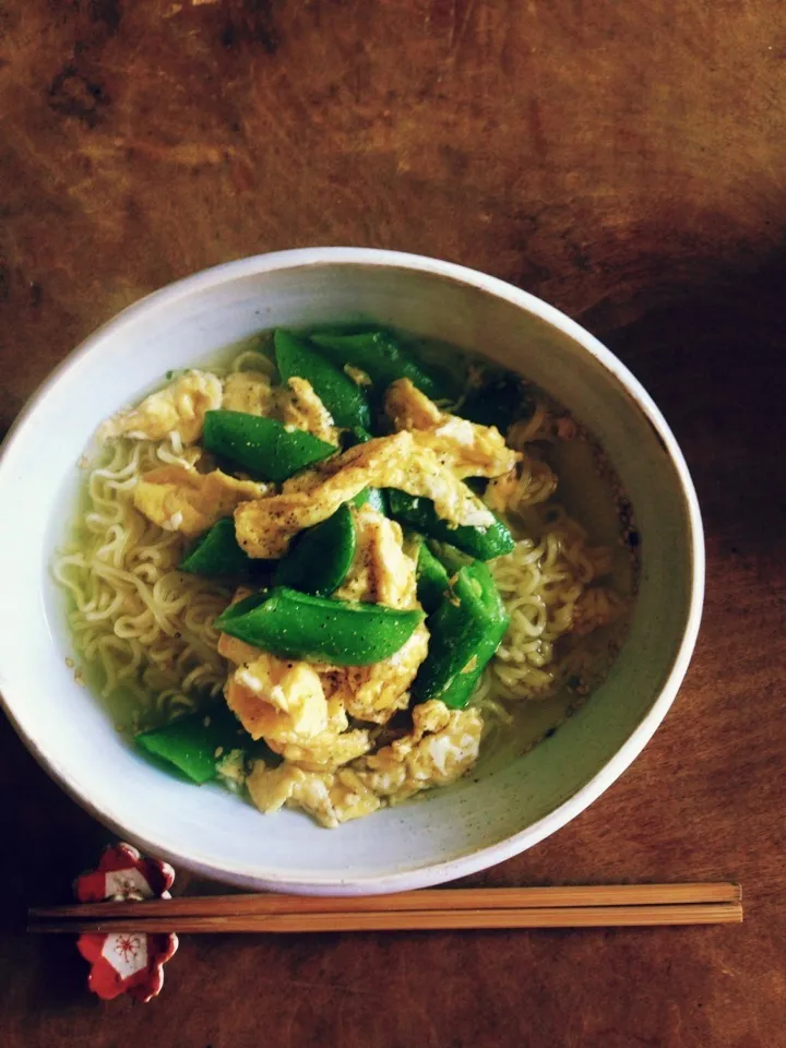 Snapdishの料理写真:スナップエンドウと卵のラーメン|ツルさん