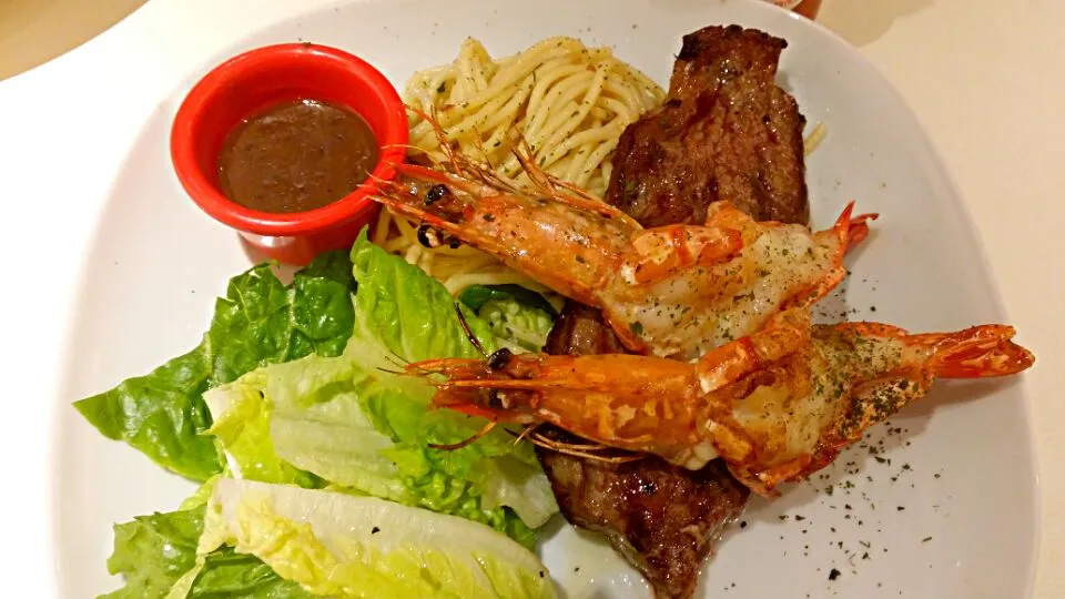 Grilled steak and prawns with pasta|Cheryl Zengさん