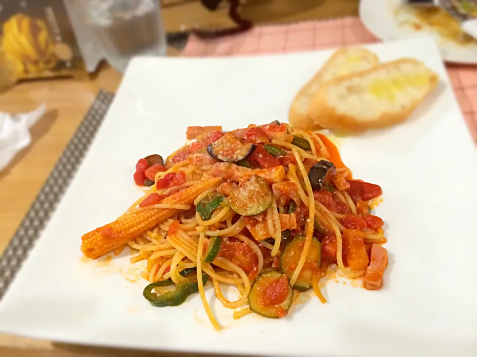 Snapdishの料理写真:本日の日替わりパスタは「季節の野菜とベーコンのトマトソース」です。美味しいよ(´ω`)|なるさんさん