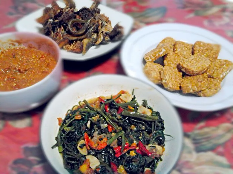 sayur kangkung, tempe, sambel terasi, ikan asin. #indonesianfood|ririnsuhirtaさん