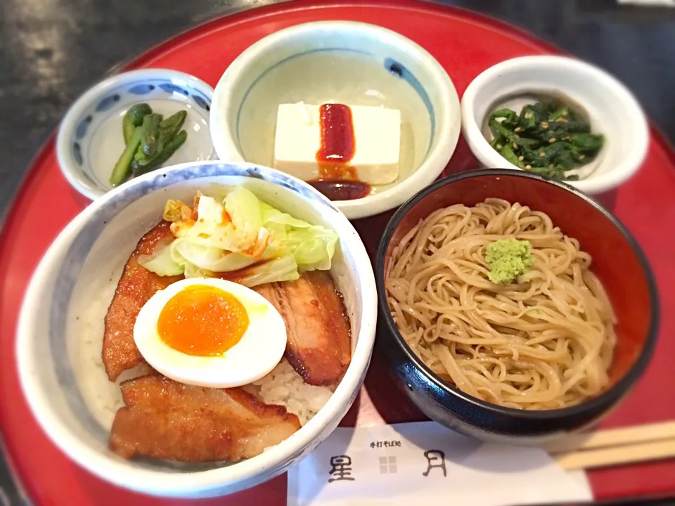 Snapdishの料理写真:手打ち蕎麦と炙りチャーシュー丼|uchikawa hiroshiさん