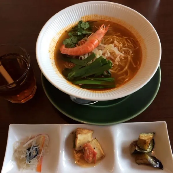 Snapdishの料理写真:なんだか上品なトムヤムクンラーメン☆|えりさん