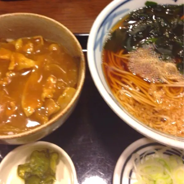 Snapdishの料理写真:ランチ→ミニカレー丼とたぬきそば
食べ過ぎ(・ω・)|えりさん